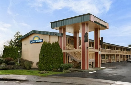 Salem Hotel | Days Inn by Wyndham Black Bear