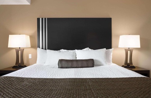 Montgomery Hotel | Days Inn by Wyndham Calgary Northwest