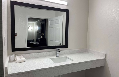 Calhoun Hotel | Days Inn by Wyndham Calhoun GA I-75 and US-41