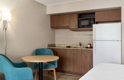 Avon By The Sea Hotel | Days Inn by Wyndham Cocoa Beach Port Canaveral