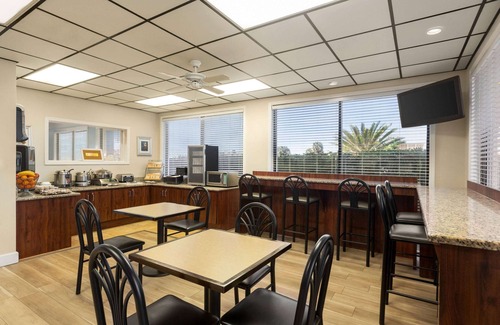 Avon By The Sea Hotel | Days Inn by Wyndham Cocoa Beach Port Canaveral