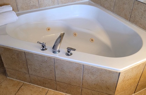 Ramara Hotel | Days Inn by Wyndham Orillia