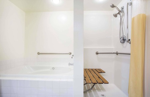 Shoreline Hotel | Days Inn by Wyndham Seattle Aurora