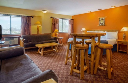 Stevens Point Hotel | Days Inn & Suites by Wyndham Stevens Point