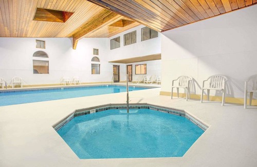 Gallup Hotel | Days Inn & Suites by Wyndham Red Rock-Gallup