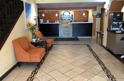 Stevens Point Hotel | Days Inn & Suites by Wyndham Stevens Point