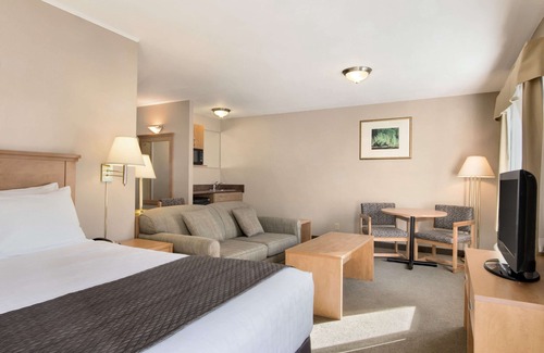 Thunder Bay Hotel | Days Inn & Suites by Wyndham Thunder Bay