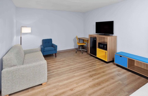 Siler City Hotel | Days Inn & Suites by Wyndham Siler City