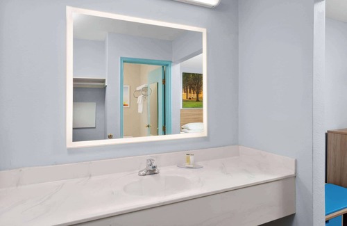 Siler City Hotel | Days Inn & Suites by Wyndham Siler City