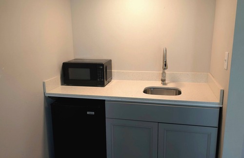 Port Huron Hotel | Days Inn & Suites by Wyndham Port Huron