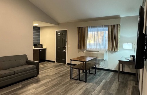 Port Huron Hotel | Days Inn & Suites by Wyndham Port Huron