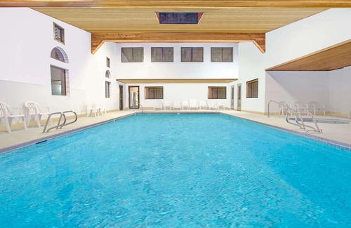 Gallup Hotel | Days Inn & Suites by Wyndham Red Rock-Gallup