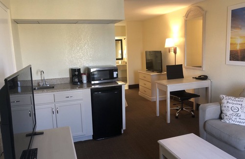 Navarre Hotel | Days Inn & Suites by Wyndham Navarre - near Beaches/Hurlburt