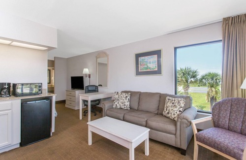Navarre Hotel | Days Inn & Suites by Wyndham Navarre - near Beaches/Hurlburt