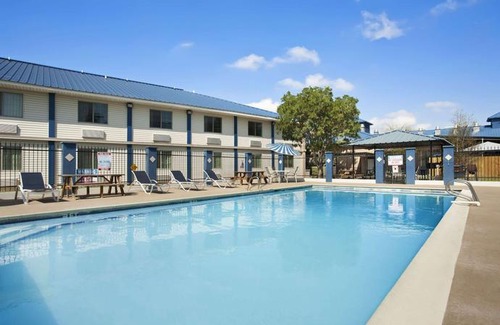 Bonanza Hotel | Days Inn & Suites by Wyndham Laredo