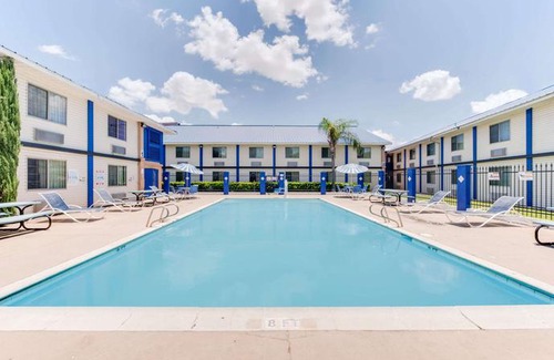 Bonanza Hotel | Days Inn & Suites by Wyndham Laredo