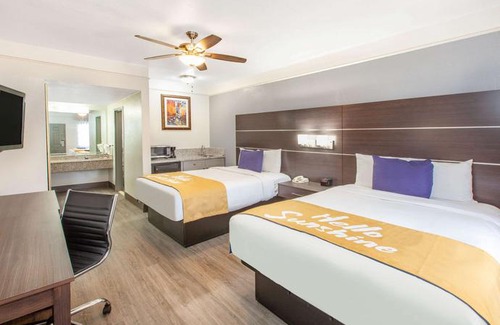 Webster Hotel | Days Inn & Suites by Wyndham Webster NASA-ClearLake-Houston