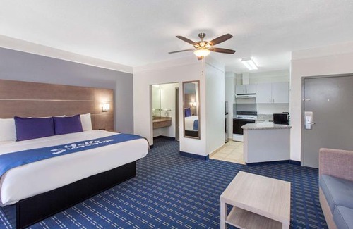Webster Hotel | Days Inn & Suites by Wyndham Webster NASA-ClearLake-Houston