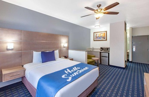 Webster Hotel | Days Inn & Suites by Wyndham Webster NASA-ClearLake-Houston