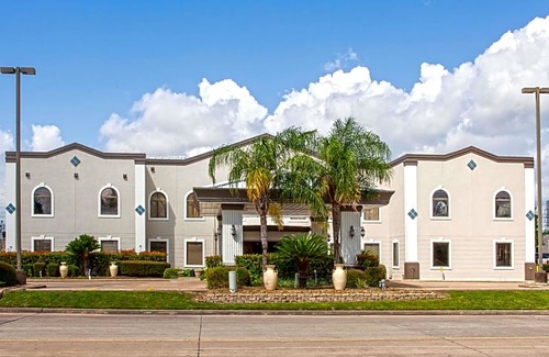 Webster Hotel | Days Inn & Suites by Wyndham Webster NASA-ClearLake-Houston