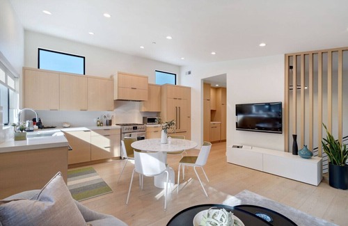 Palo Alto Apartment | Dazzling Modern Home Close to Downtown Palo Alto & Stanford