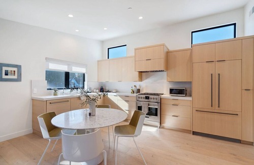Palo Alto Apartment | Dazzling Modern Home Close to Downtown Palo Alto & Stanford