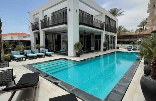 Eilat Villa | Dazzling Villa Built in Contemporary Style
