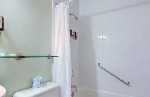 Georgina Apartment | Dazzling waterfront suite at Jackson point (Lakeside)