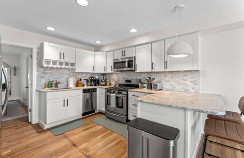 Shaw House | DC Boho Loft | Top Floor Cozy 1BR/1BA by DCottage