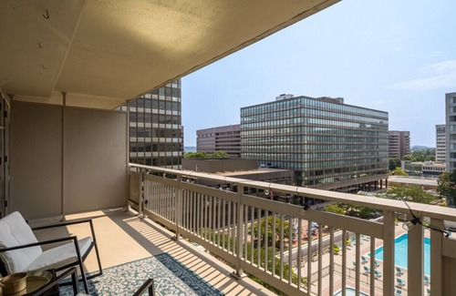 Crystal City Apartment | DC Launchpad Sleeps 8, Gym, Walk to Dining + Metro