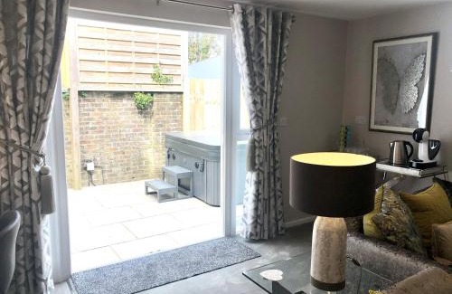 Nantgarw House | De Courceys Manor Suites & Cottages