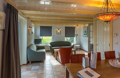 Oosterend Apartment | De Florijn is a detached thatched farmhouse. The front building used to be the apartment de