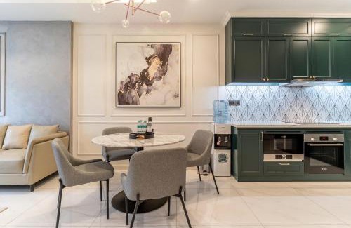 Little Japan Apartment | De Lux Madison Best Central 2 Bedrooms 2 Baths, Pool Gym