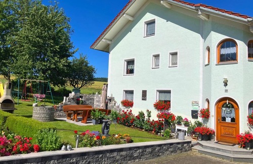 Neukirchen Beim Heiligen Blut Apartment | Vacation apartment with large balcony