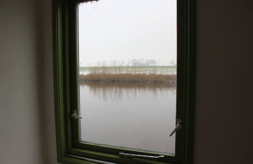 Feerwerd Boat Rental | De Tonga, houseboat with a rural view