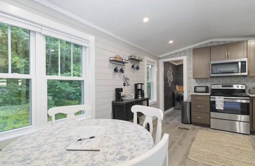 Flat Rock Cottage | DEC-FEB MONTHLY 50% OFF The Gala Getaway @ Backyard 🍎 Cottages