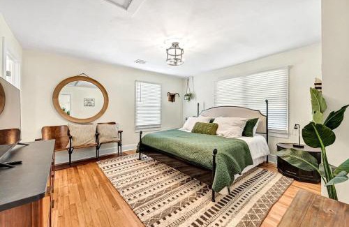 Siloam Springs House | Decca's Uptown Oasis