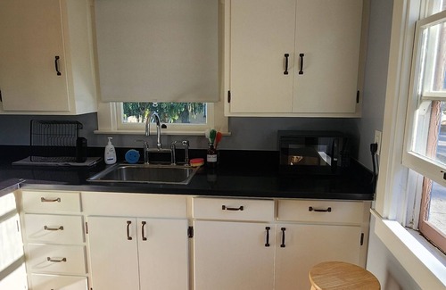 Sebastopol House | *DECEMBER SPECIAL*! Unique and spacious in-town 2-bedroom retreat