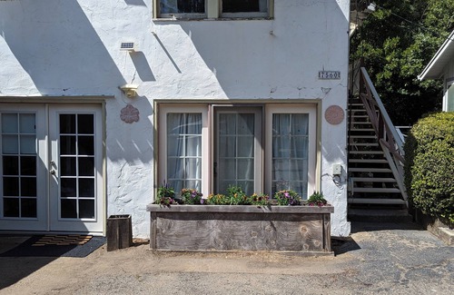 Sebastopol House | *DECEMBER SPECIAL*! Unique and spacious in-town 2-bedroom retreat