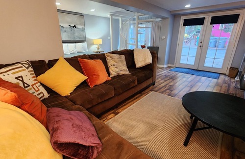Sebastopol House | *DECEMBER SPECIAL*! Unique and spacious in-town 2-bedroom retreat