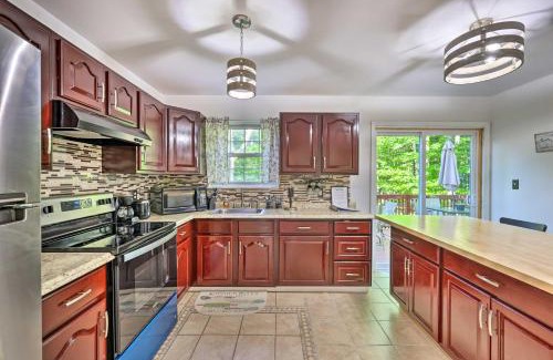 Tobyhanna House | Deck and Backyard Tobyhanna Family Home