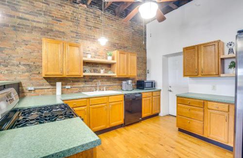 Hannibal Apartment | Deck and River View Loft in Downtown Hannibal