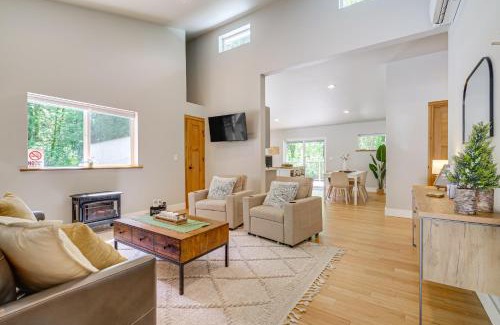 Gold Bar House | Deck, Hot Tub and Views Sleek Getaway in Index!