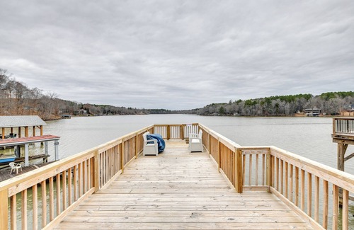 Bracey Apartment | Deck & Lake Gaston Access: Dog-Friendly Getaway