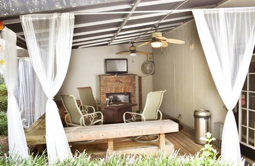 Cotswold House | Deck & Private Entrance near UpTown & SouthPark