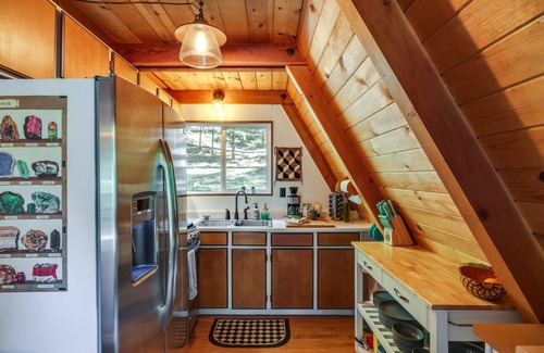 Arnold Cabin | Decks, Grills + Fire Pit: Camp Connell Hideaway!