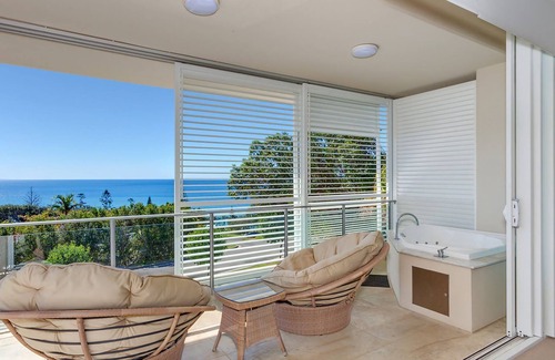 Rainbow Beach House | Dee's Retreat - Rainbow Beach. Five Star Luxury Accommodation. Pool. Stunning Views.