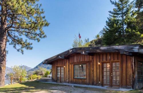 Chelan Hotel | Deep Water Cabin