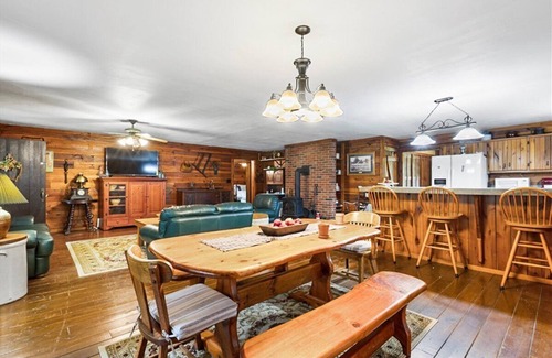 Williams Cabin | Deer Bend Cabin: A Beautiful Woodsy Escape in the Heart of Southern Indiana