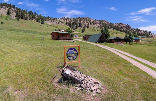 Fishtail Cabin | Deer Cabin sleeps 2, Romantic, Quaint with Stunning Views of the Beartooth Mtns
